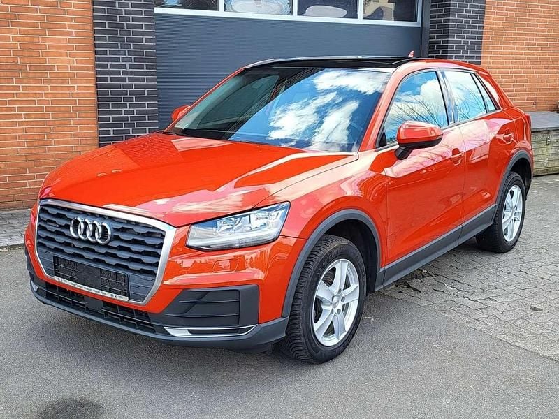 Korallenorange metallic Gebraucht 2018 Audi Q2 Basis SUV | 16.990 € (Superpreis) - Bild 1/4