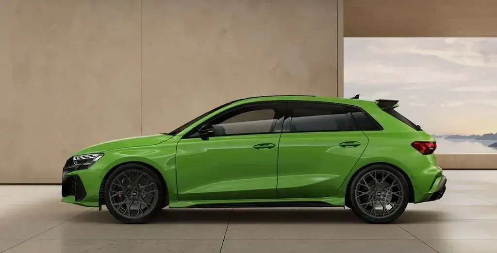 Neu Audi RS3 Sport 400 PS (294 kW) 2025 Grün (kyalamigrün) Limousine