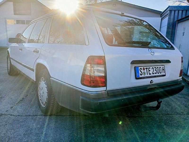 Gebraucht Mercedes E230 132 PS (97 kW) 1988 Weiß Limousine