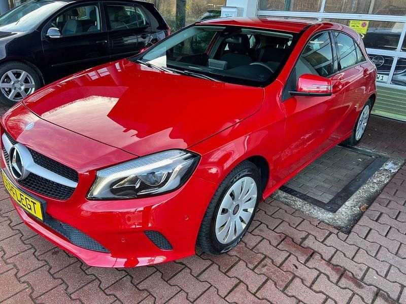 Gebraucht Mercedes A200 156 PS (114 kW) 2015 Rot Limousine