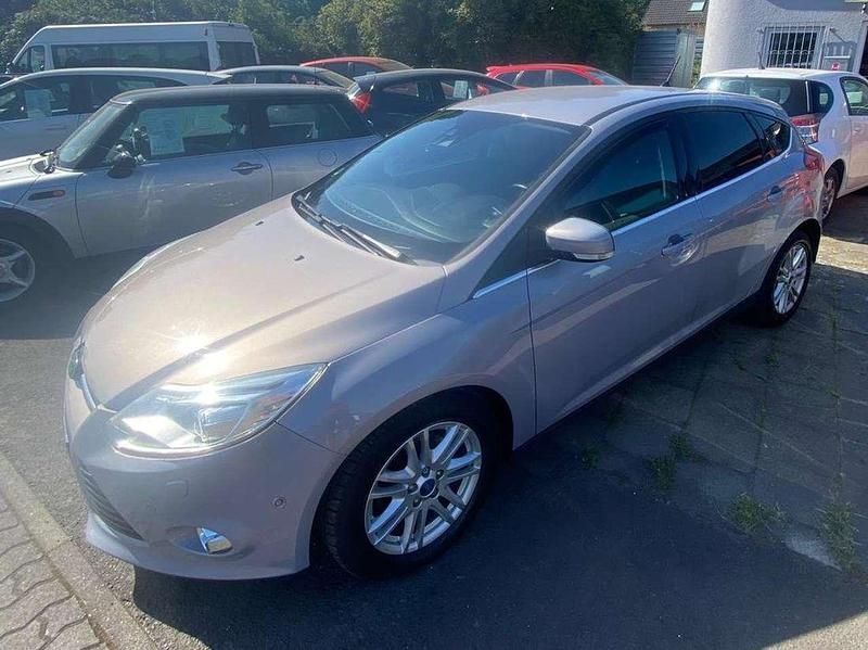 Dark micastone Gebraucht 2013 Ford Focus Titanium Limousine | 5.290 € (Fairer Preis) - Bild 1/4