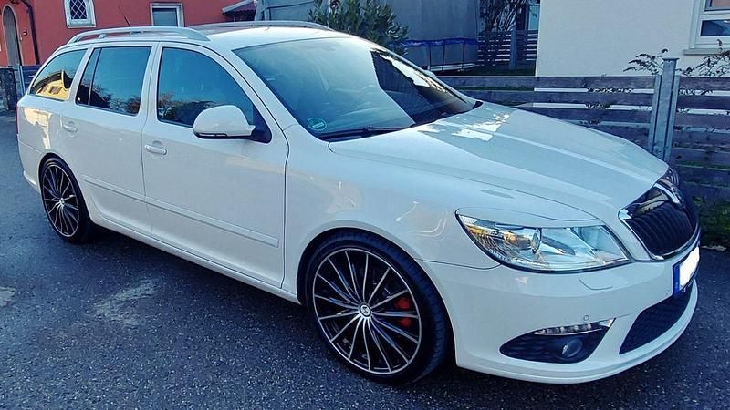 Weiß Gebraucht 2010 Skoda Octavia RS Kombi | 8.999 € (Superpreis) - Bild 1/4