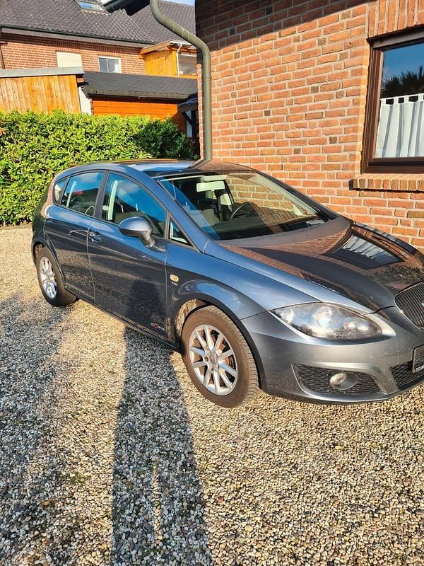 Silber Gebraucht 2012 Seat Leon Limousine | 4.200 € (Superpreis) - Bild 1/1