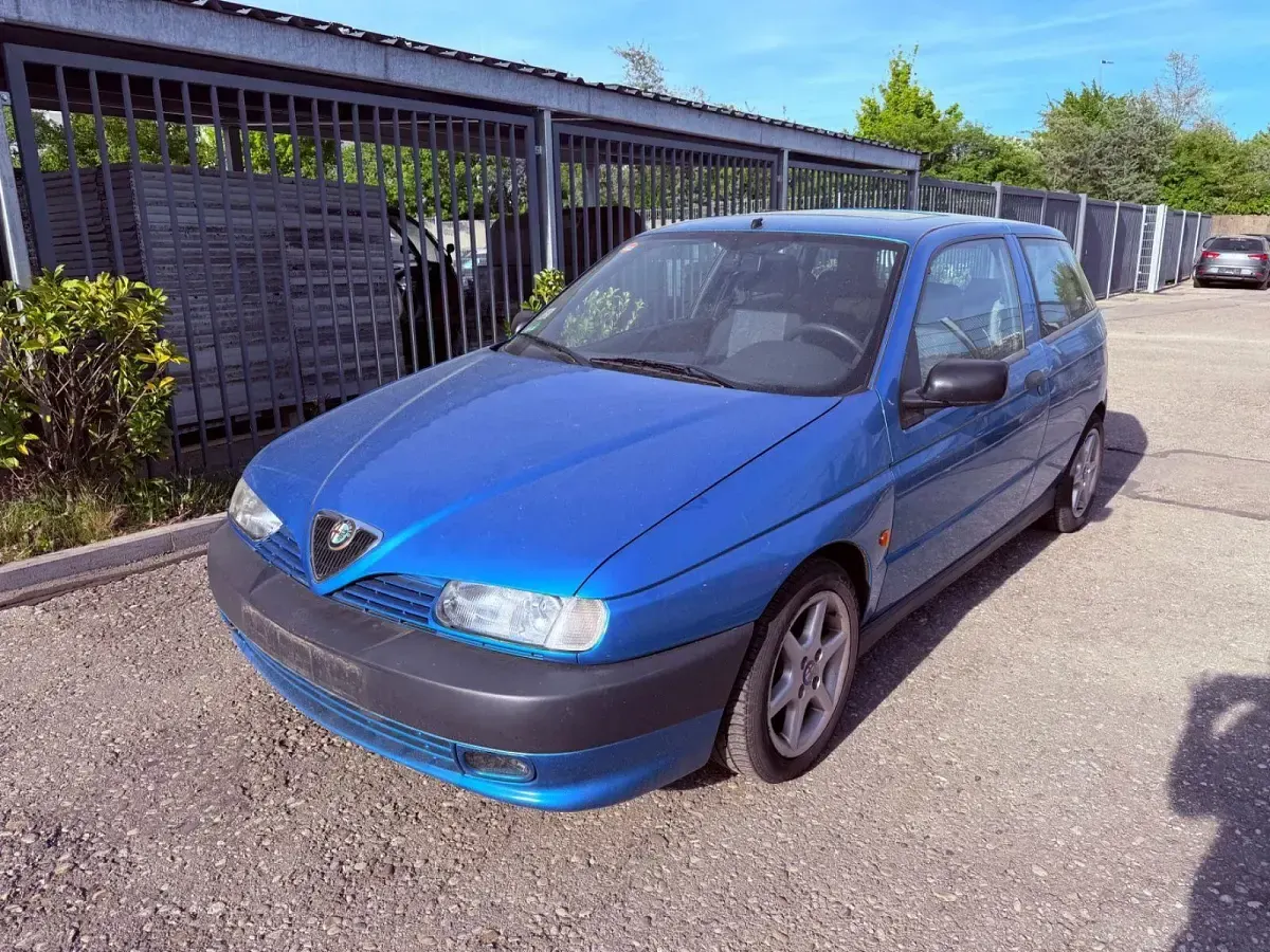 Gebraucht Alfa Romeo 145 103 PS (75 kW) 1997 Blau Kleinwagen
