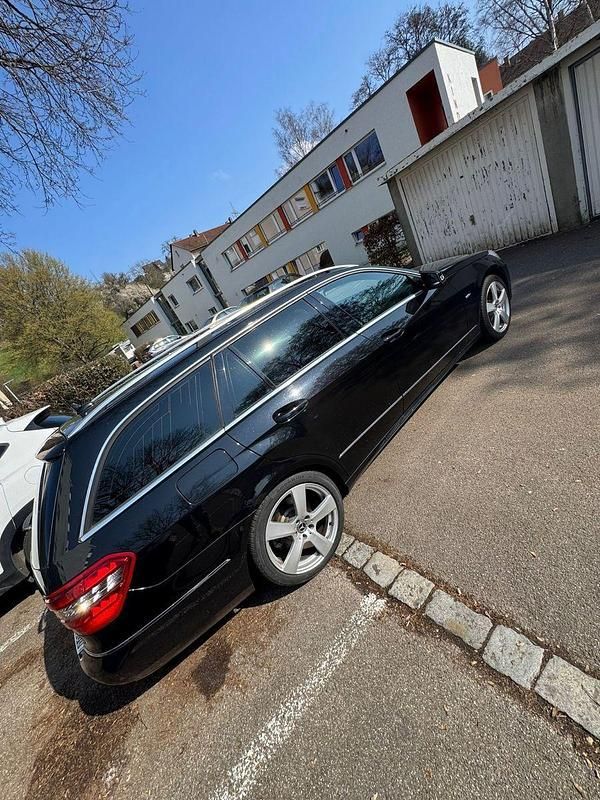 Gebraucht Mercedes E200 Avantgarde 184 PS (135 kW) 2010 Schwarz Limousine