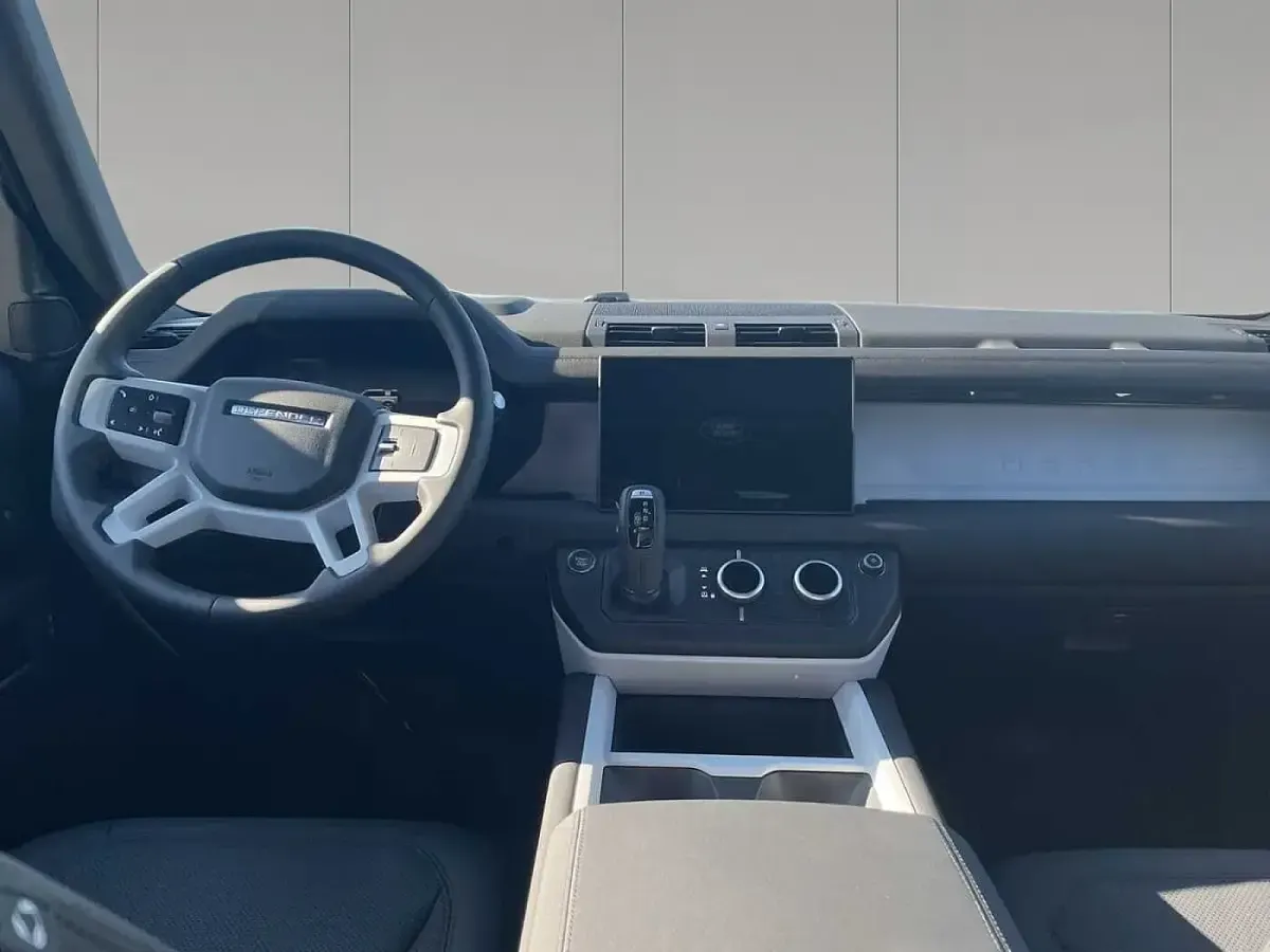 Gebraucht Land Rover Defender SE Dynamic 304 PS (223 kW) 2025 Pangea green SUV