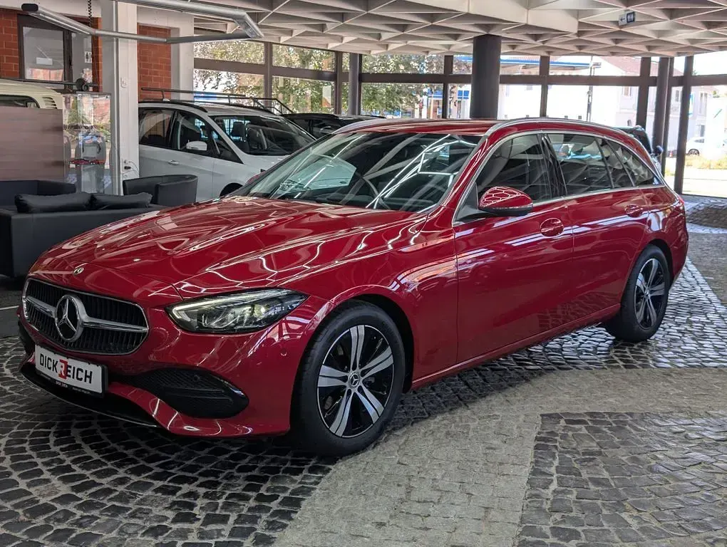 Gebraucht Mercedes C180 Avantgarde 193 PS (141 kW) 2024 Rot Limousine
