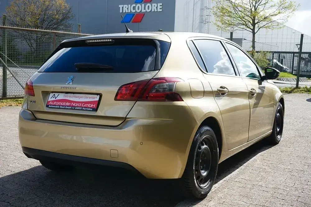 Gebraucht Peugeot 308 Allure 131 PS (96 kW) 2018 Gold Limousine