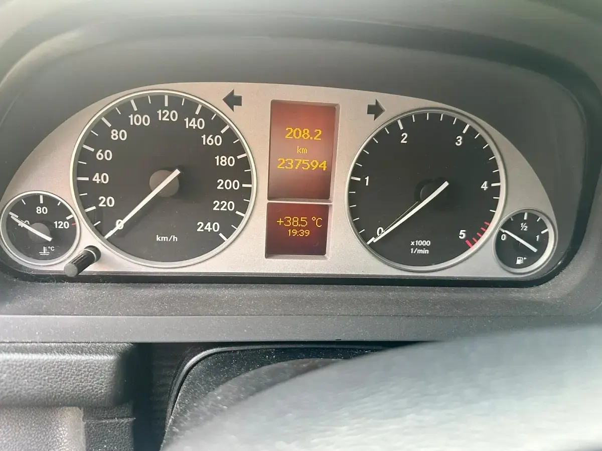 Gebraucht Mercedes B200 140 PS (102 kW) 2011 Grau Kleinwagen