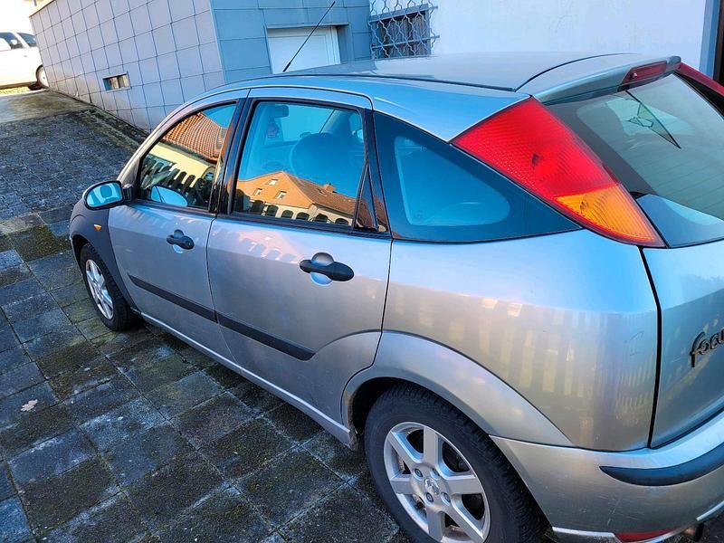 Gebraucht Ford Focus 100 PS (73 kW) 2003 Silber Kleinwagen