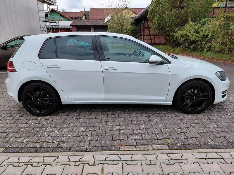 Gebraucht VW Golf VII Highline 125 PS (91 kW) 2016 Weiß Limousine