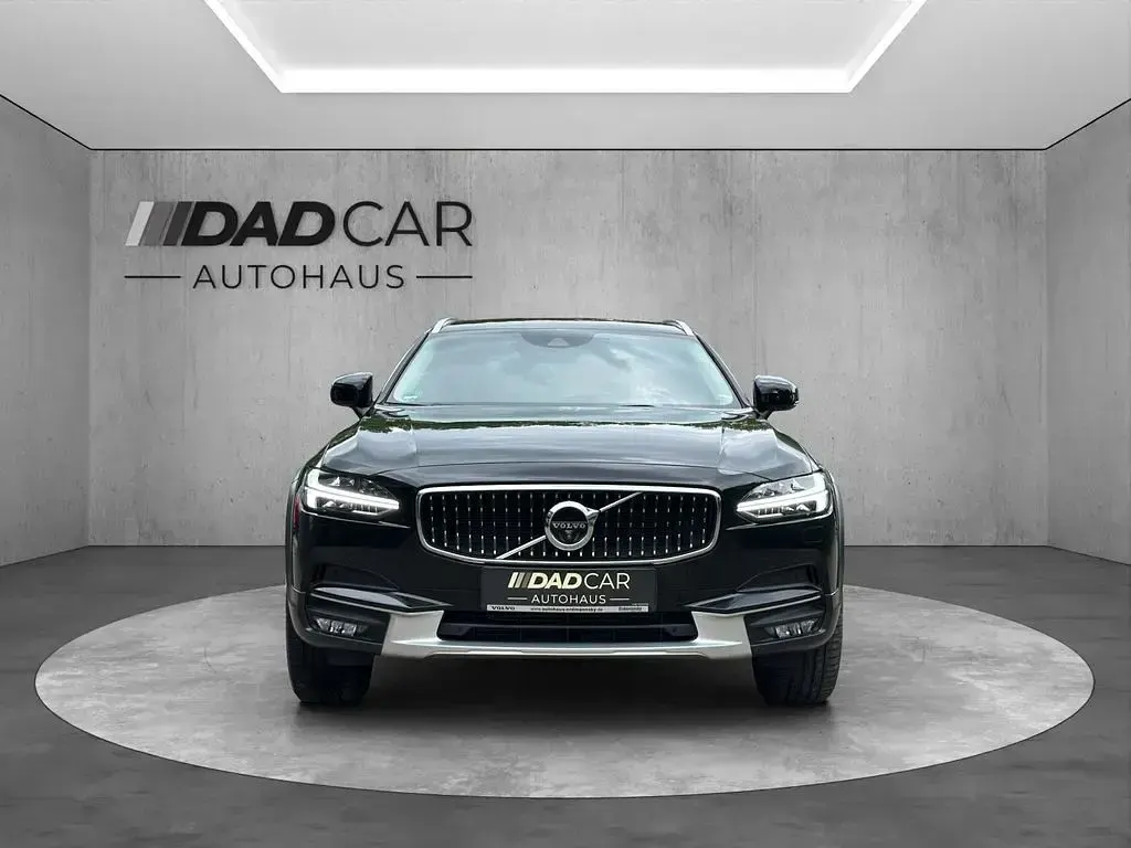 Używany Volvo V90 CC 250 KM (183 kW) 2018 Czarny Kombi