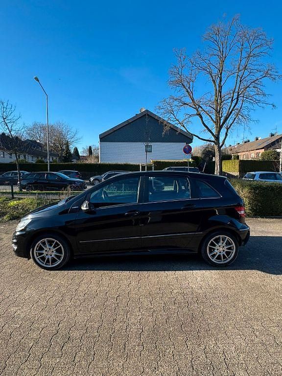 Gebraucht Mercedes B180 116 PS (85 kW) 2011 Schwarz Van / Kleinbus