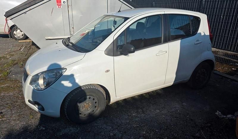 Gebraucht Opel Agila 68 PS (50 kW) 2011 Weiß Kleinwagen