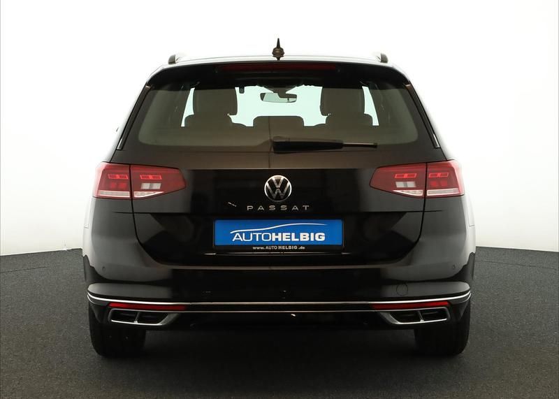 Gebraucht VW Passat R-line 150 PS (110 kW) 2023 Deep black perleffekt Kombi