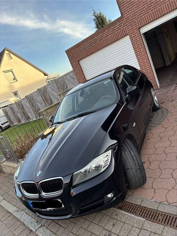 Gebraucht BMW 318 143 PS (105 kW) 2010 Schwarz Limousine