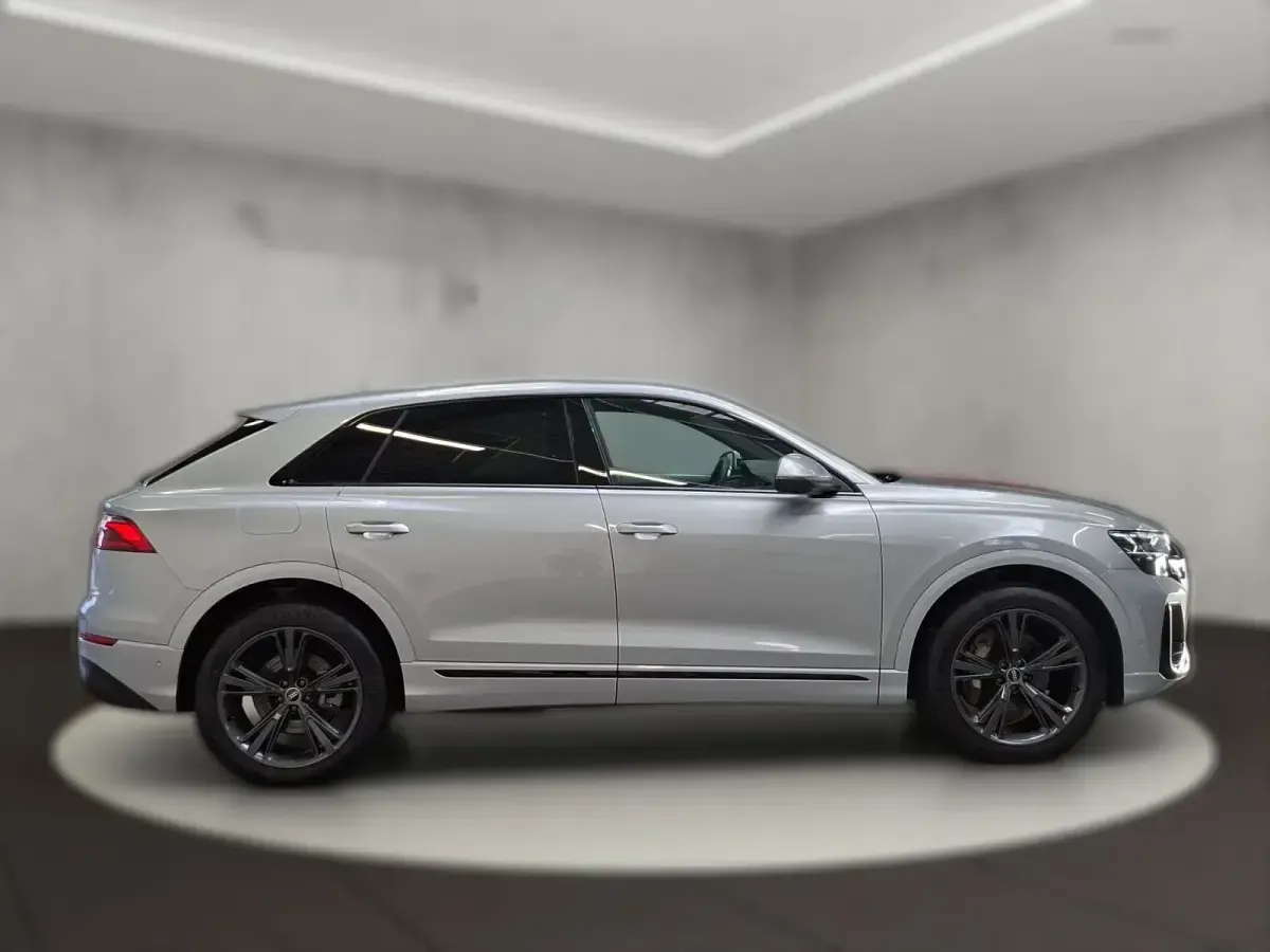 Gebraucht Audi Q8 Ambiente 231 PS (169 kW) 2025 Silber metallic SUV