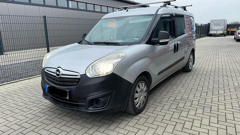 Silber Gebraucht 2016 Opel Combo Van / Kleinbus | 7.899 € - Bild 1/4