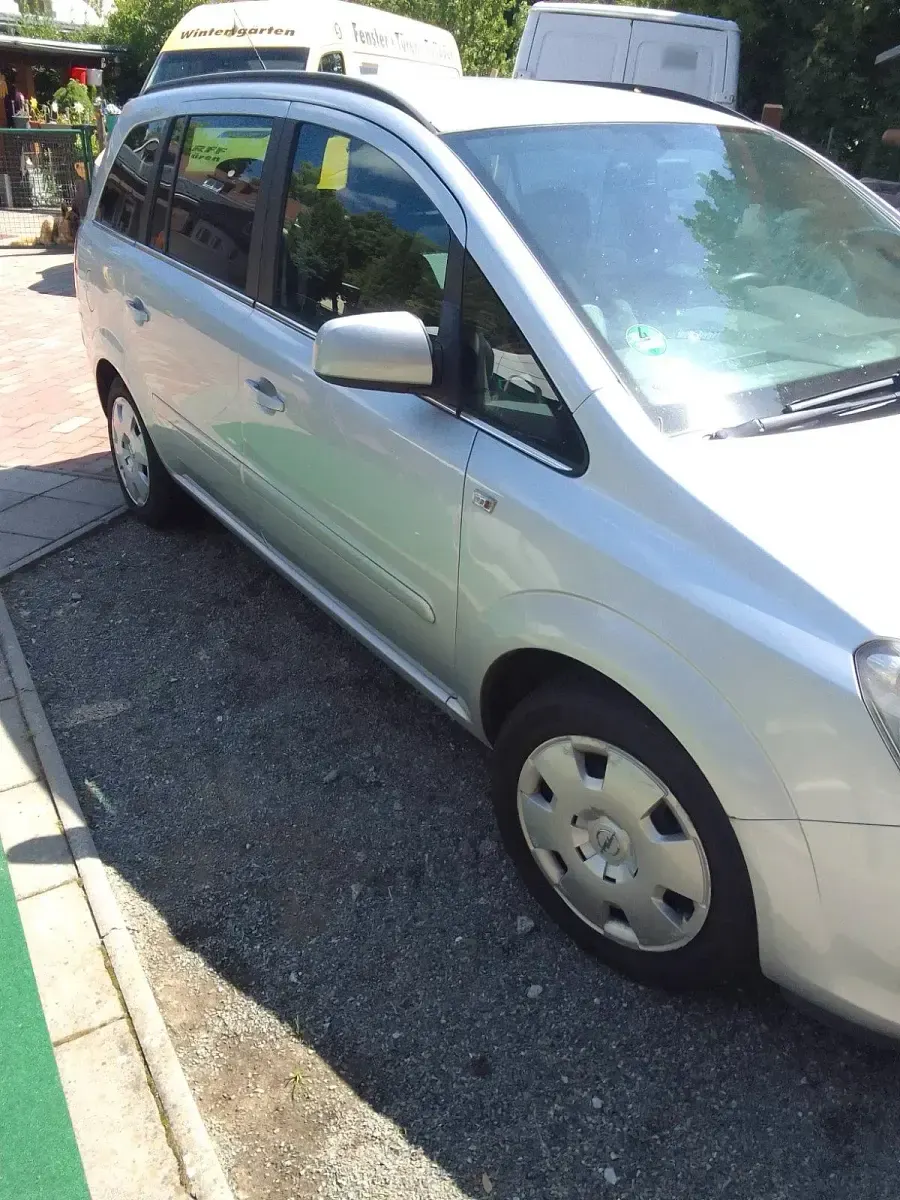 Gebraucht Opel Zafira Family 150 PS (110 kW) 2011 Silber Van / Kleinbus
