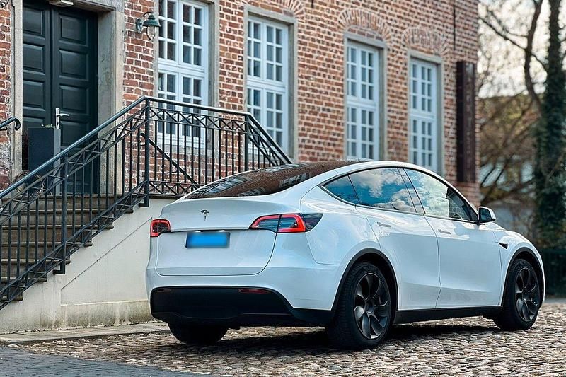 Gebraucht Tesla Model Y RWD 208 kW (283 PS) 2023 Weiß SUV