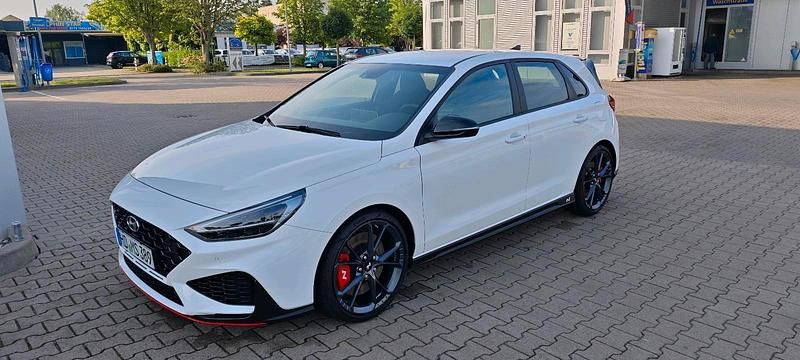 Weiß Gebraucht 2024 Hyundai i30 Limousine | 31.200 € (Fairer Preis) - Bild 1/4