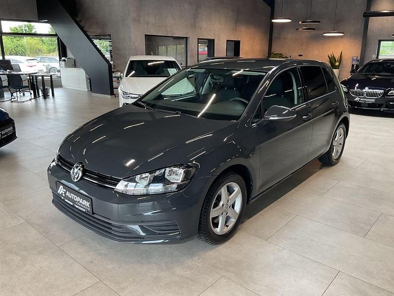 Grau Gebraucht 2017 VW Golf VII Limousine | 10.480 € (Teuer) - Bild 1/4