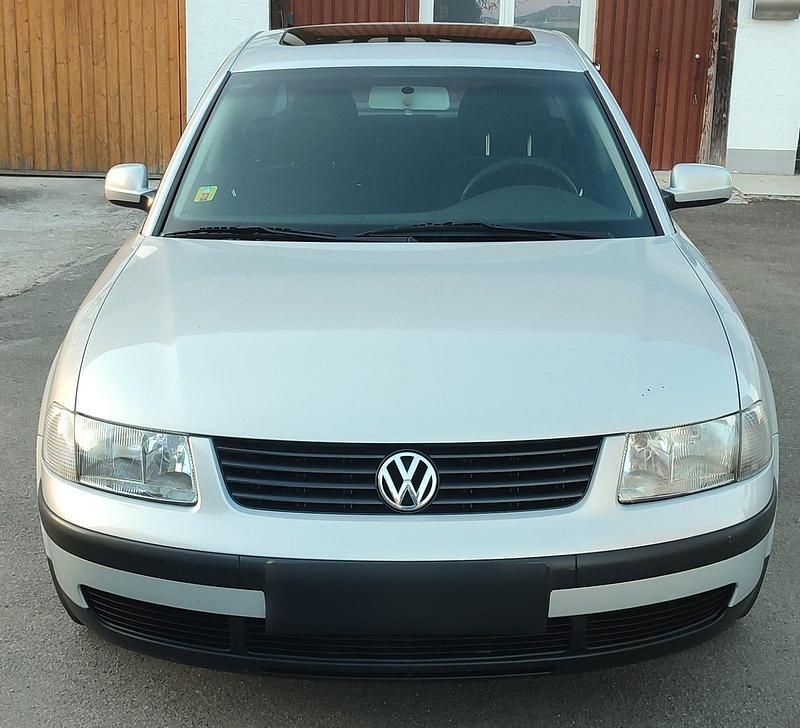Second-hand VW Passat 125 CP (91 kW) 2000 Argintiu Berlinǎ