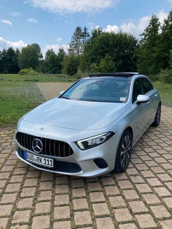 Silber Gebraucht 2022 Mercedes A180 Limousine | 19.990 € (Fairer Preis) - Bild 1/4