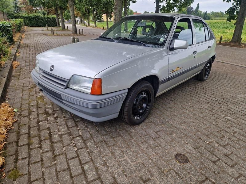 Silber Gebraucht 1991 Opel Kadett Limousine | 1.950 € - Bild 1/4