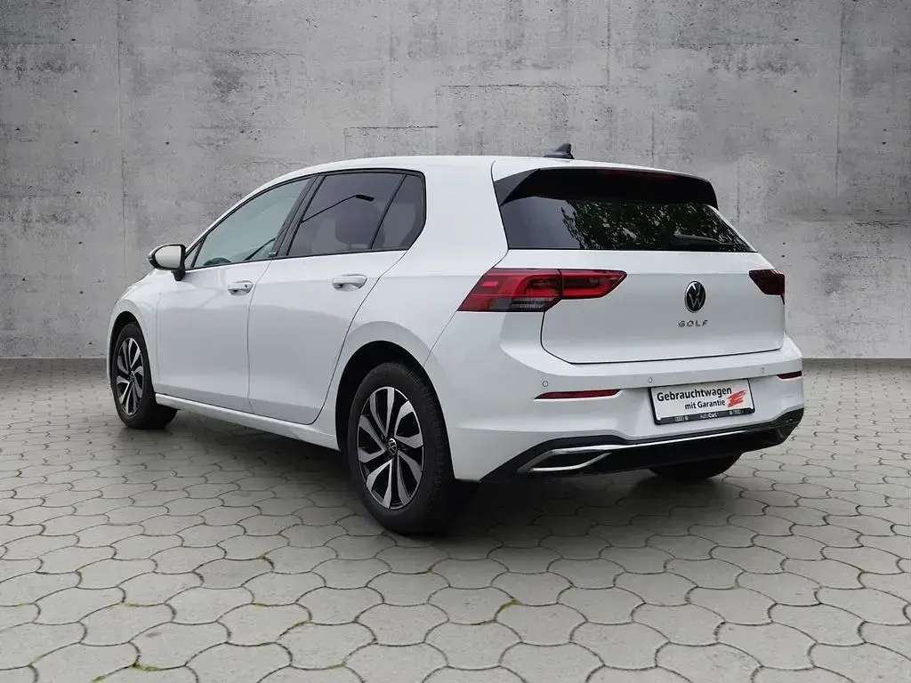 Gebraucht VW Golf VIII Active 131 PS (96 kW) 2021 Oryxweiß perlmutteffekt Limousine
