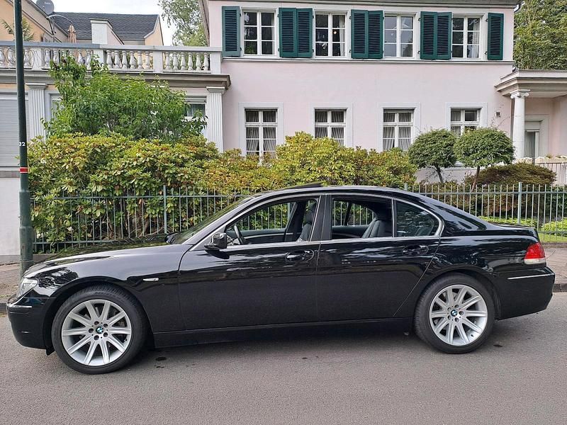 Schwarz Gebraucht 2007 BMW 750 Sport Line Limousine | 13.999 € (Etwas zu teuer) - Bild 1/4