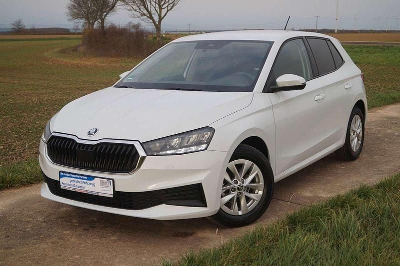 Weiß Gebraucht 2022 Skoda Fabia Active Kleinwagen | 14.990 € (Fairer Preis) - Bild 1/4