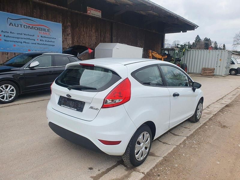 Gebraucht Ford Fiesta Ambiente 60 PS (44 kW) 2012 Weiß Kleinwagen