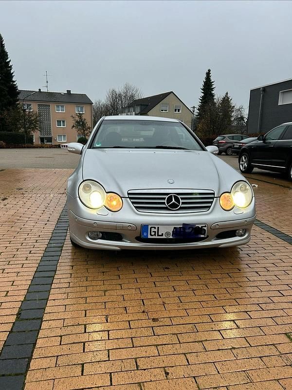 Silber Gebraucht 2004 Mercedes 220 Coupé | 3.200 € - Bild 1/4