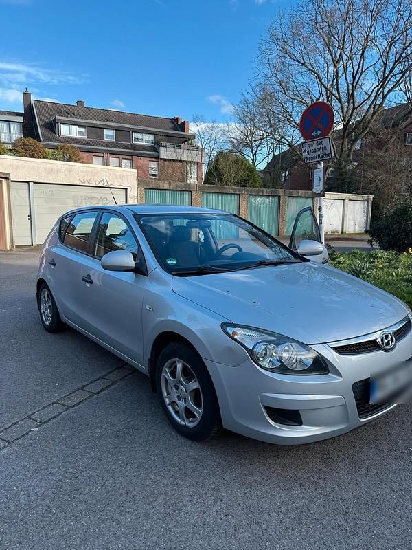 Gebraucht Hyundai i30 109 PS (80 kW) 2012 Silber Limousine