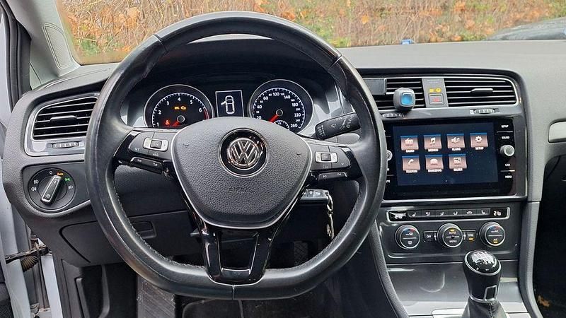 Weiß Gebraucht 2017 VW Golf VII Comfortline Limousine | 14.000 € (Guter Preis) - Bild 1/4