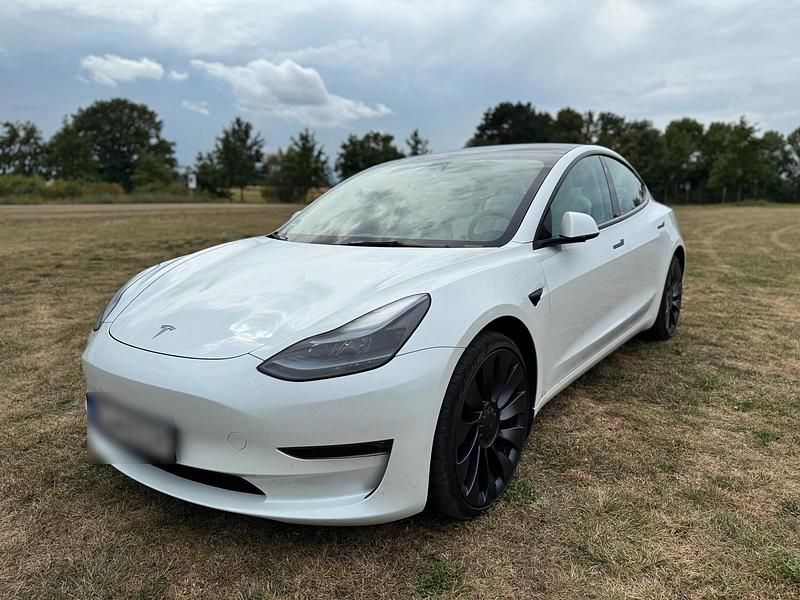 Weiß Gebraucht 2023 Tesla Model 3 Performance Limousine | 35.000 € (Etwas zu teuer) - Bild 1/4
