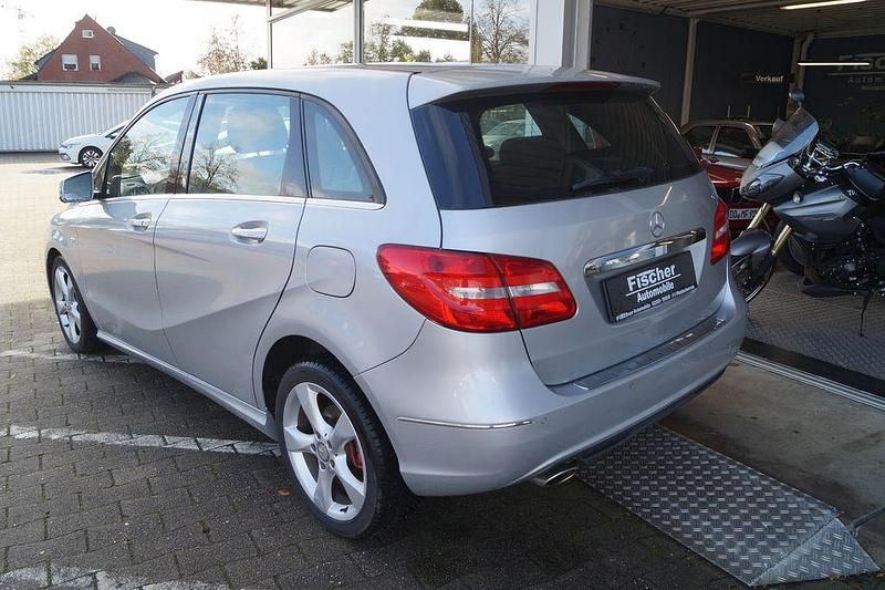 Gebraucht Mercedes B200 Sport 156 PS (114 kW) 2012 Silber Kleinwagen