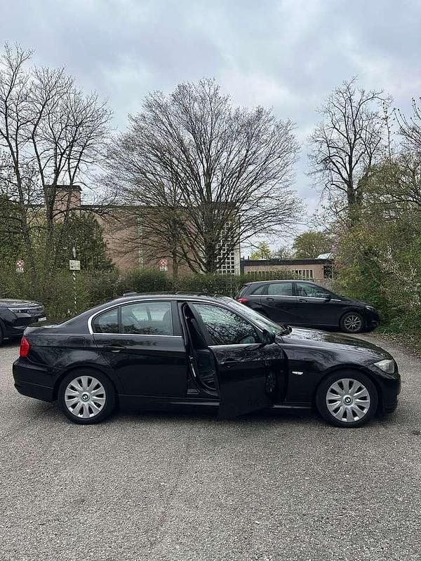 Gebraucht BMW 320 184 PS (135 kW) 2011 Schwarz Limousine