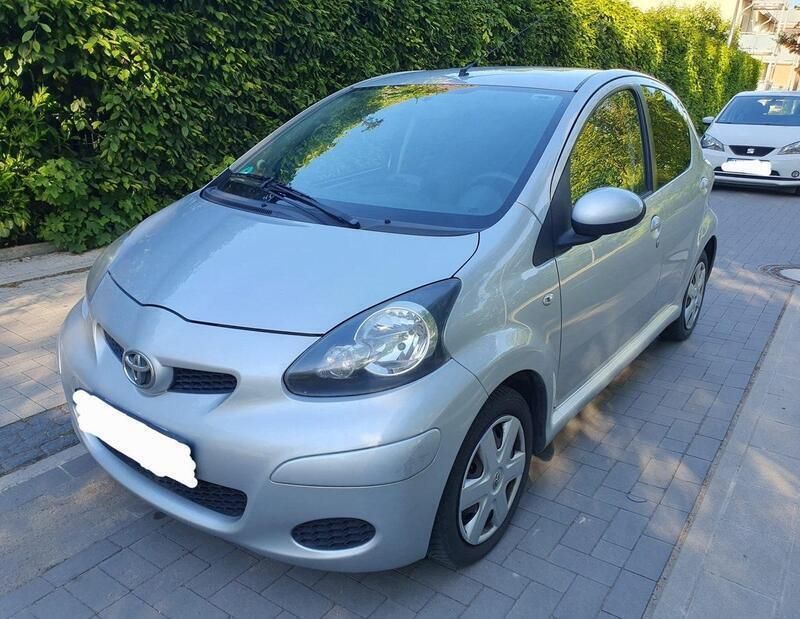 Grau Gebraucht 2012 Toyota Aygo Kleinwagen | 2.300 € (Guter Preis) - Bild 1/4