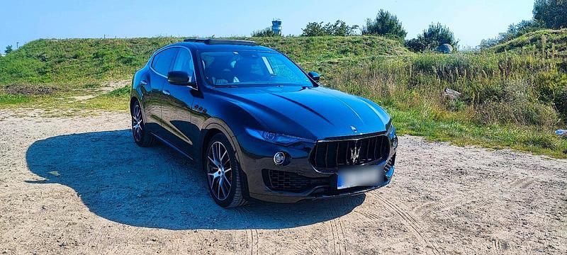 Schwarz Gebraucht 2017 Maserati Levante SUV | 34.400 € (Teuer) - Bild 1/4