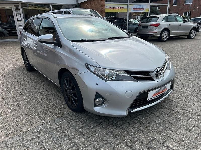 Silber Gebraucht 2015 Toyota Auris Touring Sports Kombi | 4.980 € (Superpreis) - Bild 1/4