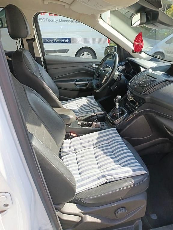 Weiß Gebraucht 2015 Ford Kuga Titanium SUV | 9.900 € (Guter Preis) - Bild 1/4