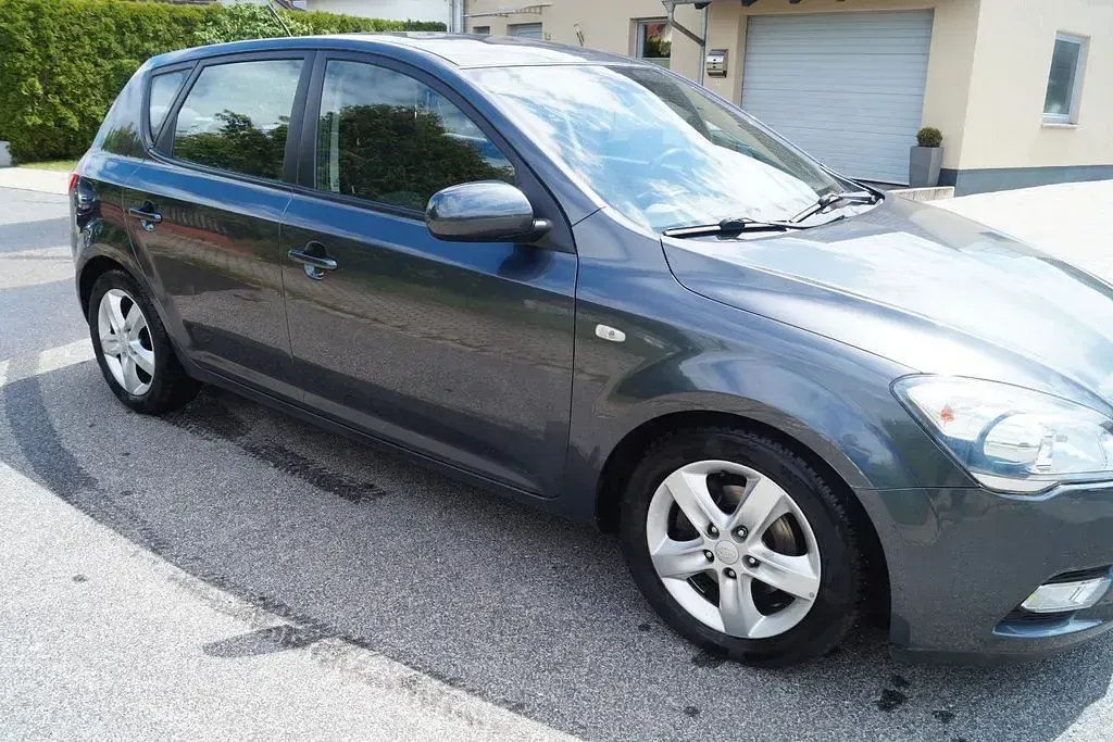 Usado Kia Ceed 90 CV (66 kW) 2012 Gris Utilitario