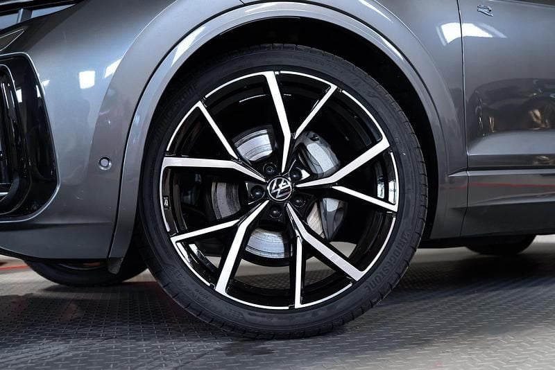 Neu VW Touareg R-line 286 PS (210 kW) 2026 Siliziumgrau metallic SUV