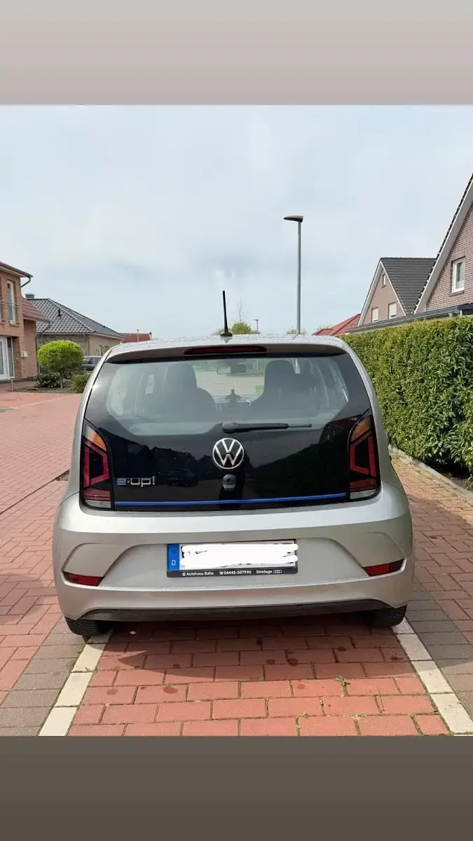 Używany VW e-up! 61 kW (83 KM) 2021 Srebrny Hatchback