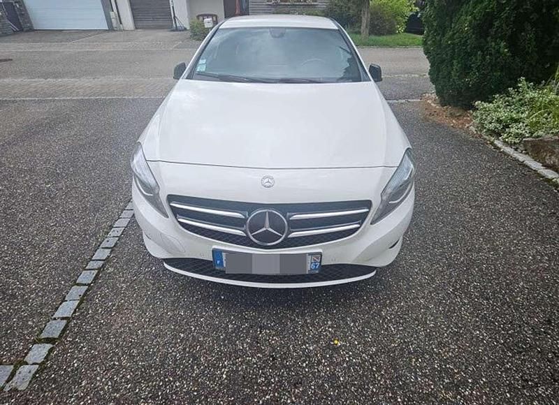 Gebraucht Mercedes A200 Urban 156 PS (114 kW) 2014 Weiß Kleinwagen