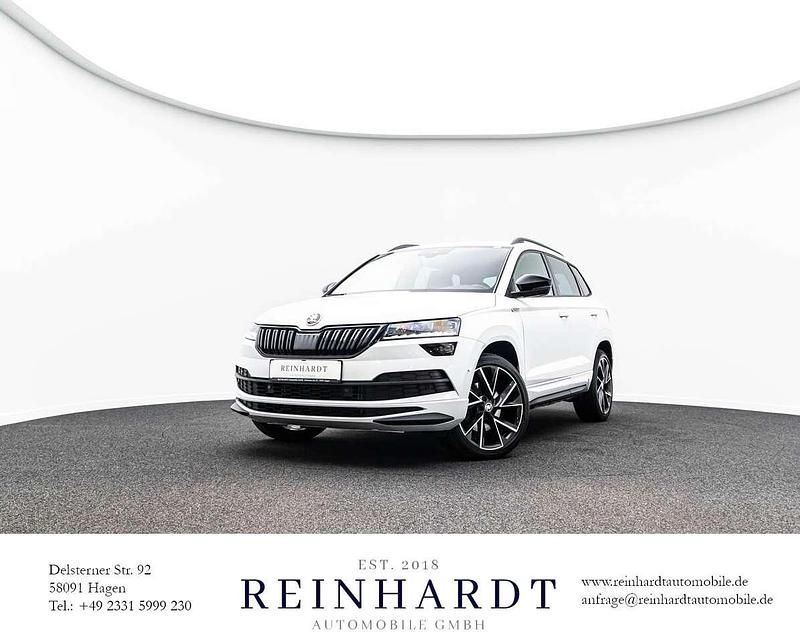 Moonweiss metallic Gebraucht 2022 Skoda Karoq SportLine SUV | 27.225 € (Superpreis) - Bild 1/3