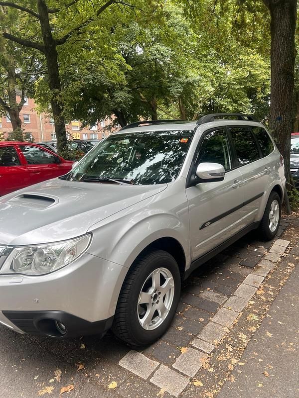 Grau Gebraucht 2011 Subaru Forester SUV | 7.000 € (Fairer Preis) - Bild 1/4