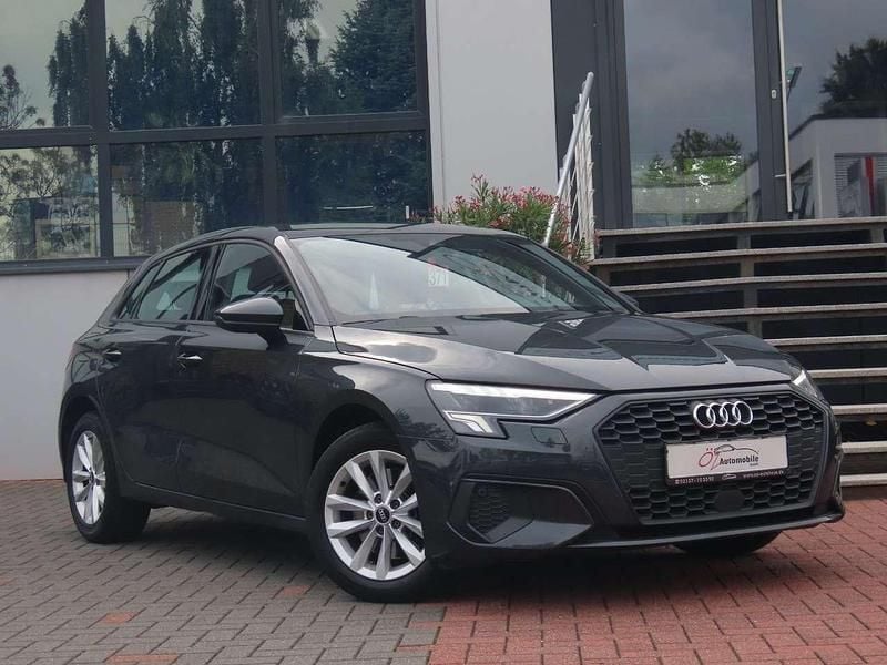 Grau Gebraucht 2020 Audi A3 Sportback e-tron Basis Kleinwagen | 17.900 € (Fairer Preis) - Bild 1/3